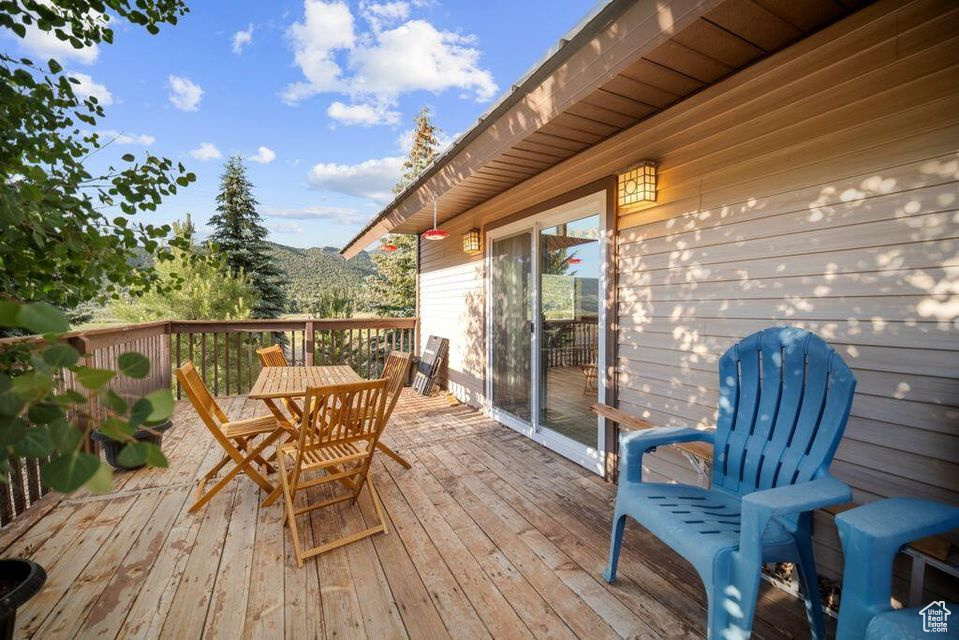 Deck with outdoor dining area