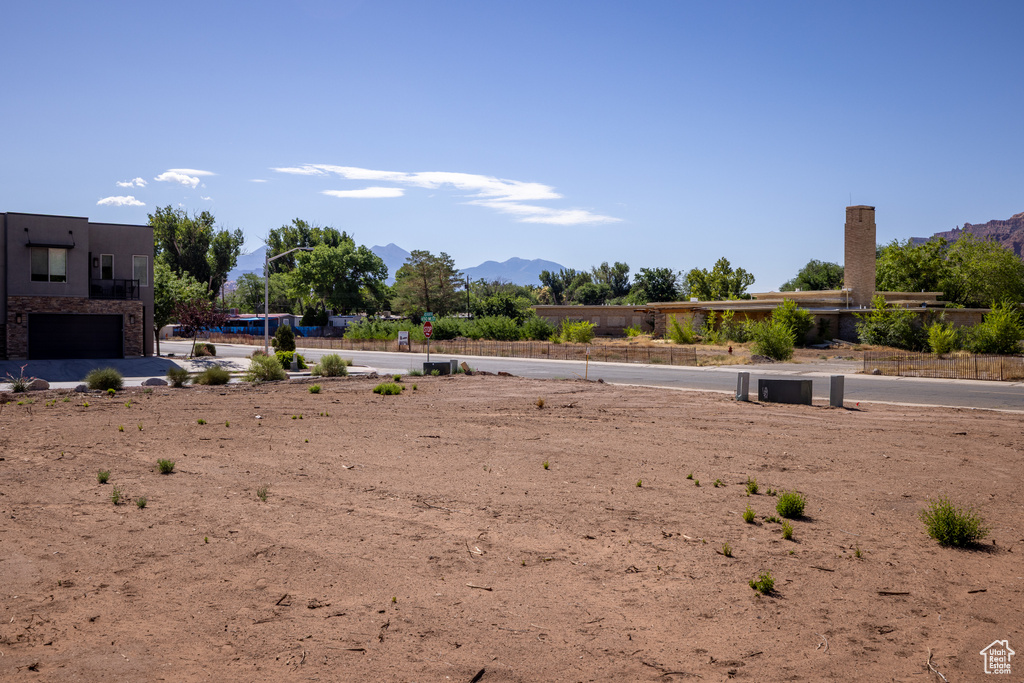 View of yard featuring a mountain view