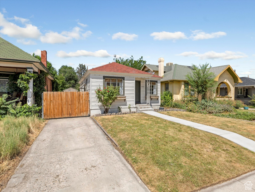 View of front of property featuring a gate