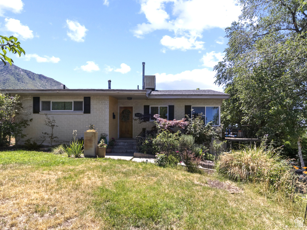 View of front facade with a front yard and a mountain view