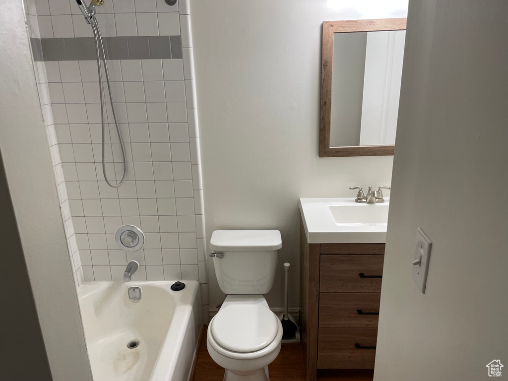Full bath with vanity and tub / shower combination