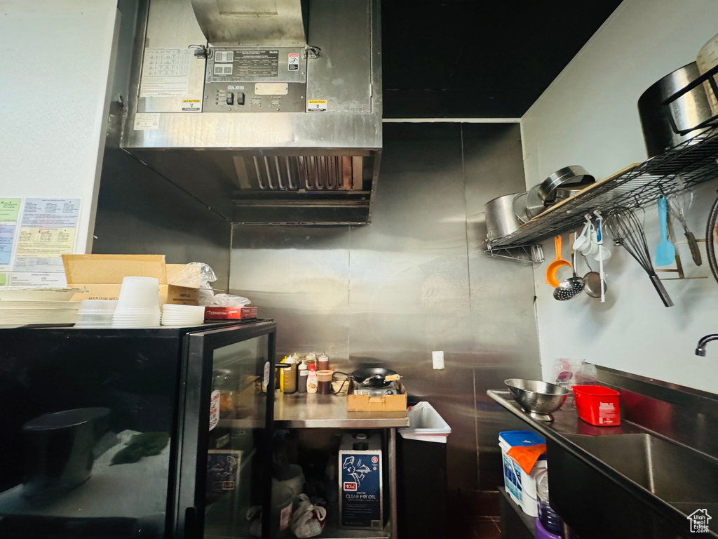 Kitchen with freestanding refrigerator and a sink