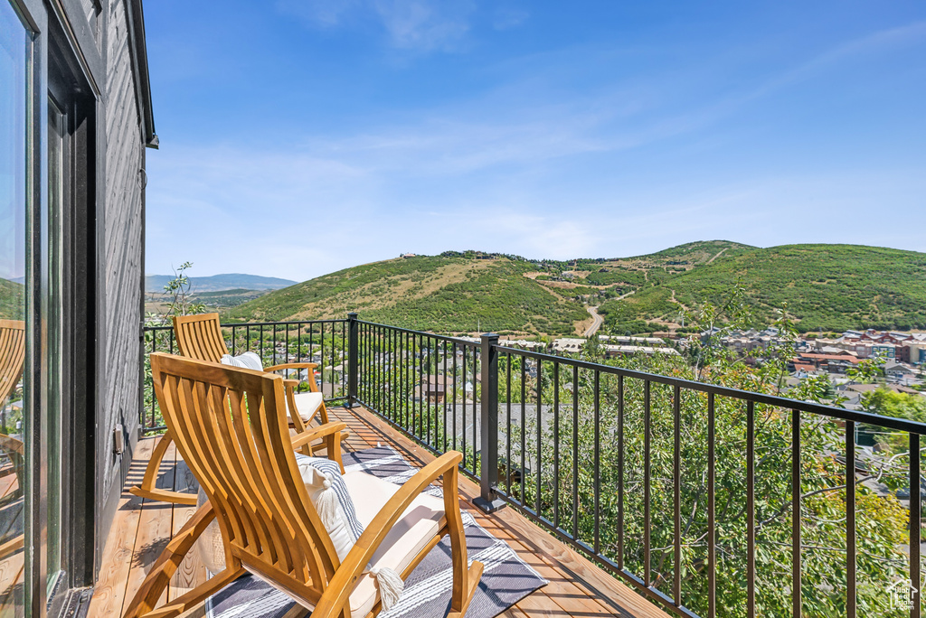 Balcony featuring a mountain view