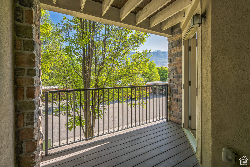 Balcony featuring a mountain view