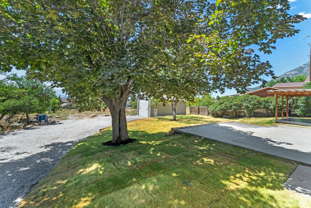 View of yard featuring an outbuilding