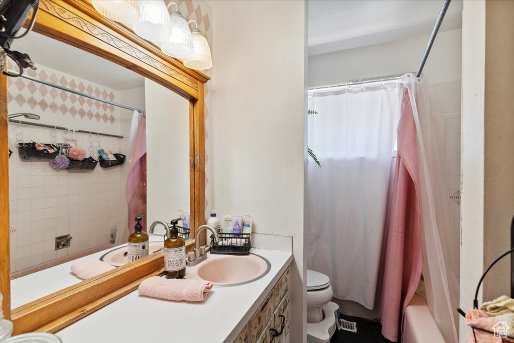 Full bath with vanity and shower / tub combo with curtain
