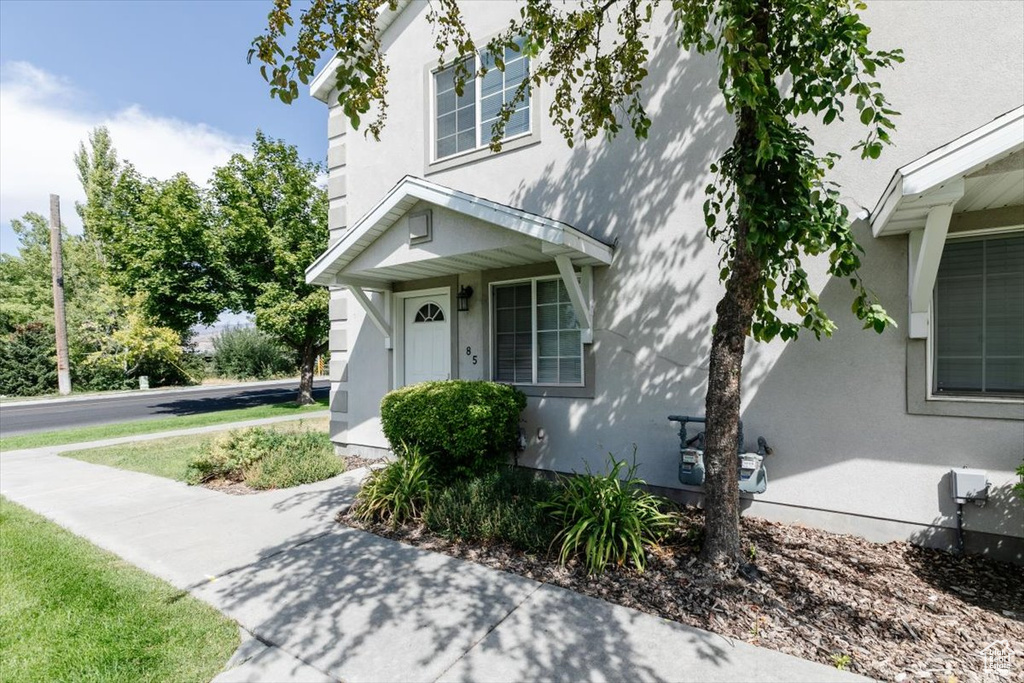 Photo 3 for MLS #2098281 at 85 Hampton Pl