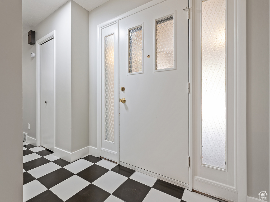 Entryway featuring tile patterned floors and baseboards