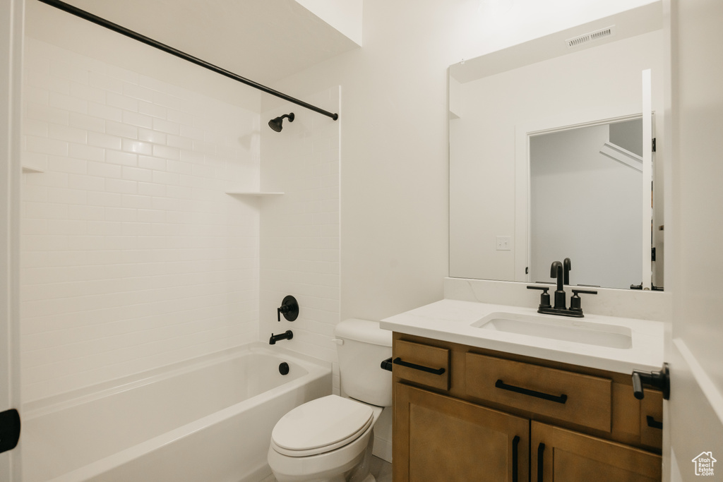 Full bath with vanity and washtub / shower combination