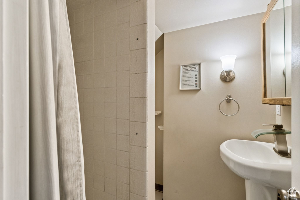 6924 S 2160 W West Jordan, UT 84084