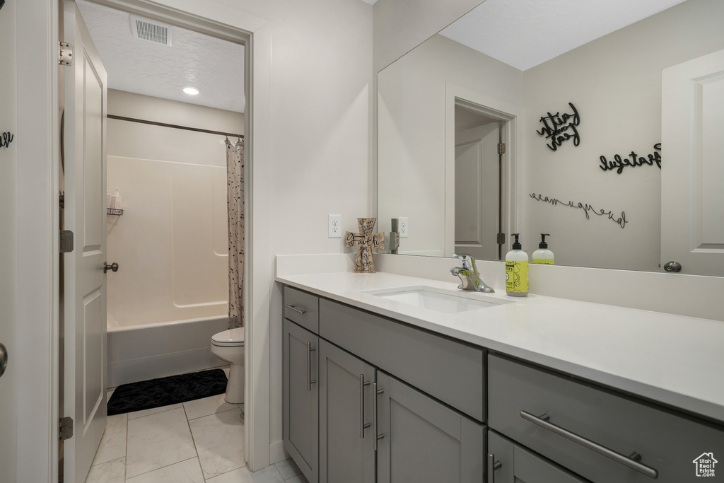 Bathroom with vanity and shower / bathtub combination with curtain