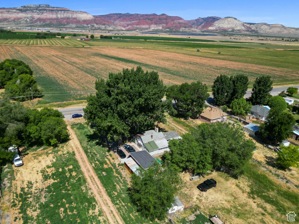 Aerial view of property\\\'s location featuring rural landscape and mountains