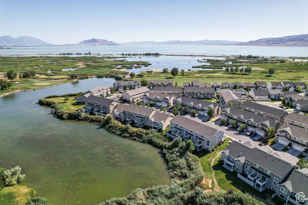 Bird\'s eye view of a water and mountain view