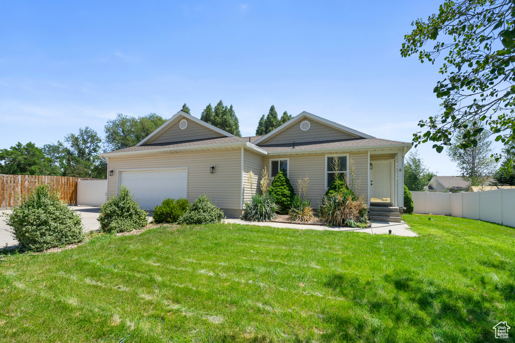 View of front facade with an attached garage and driveway