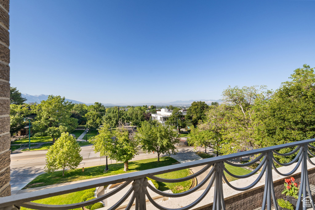 Balcony featuring a mountain view