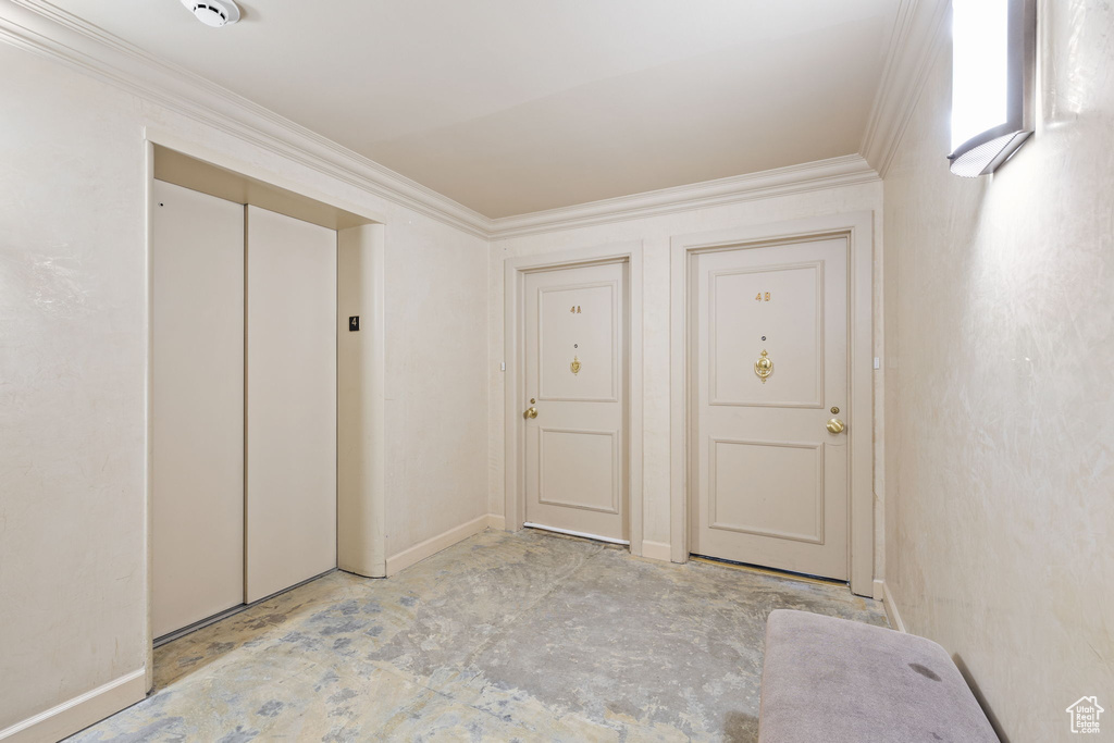 Foyer with crown molding