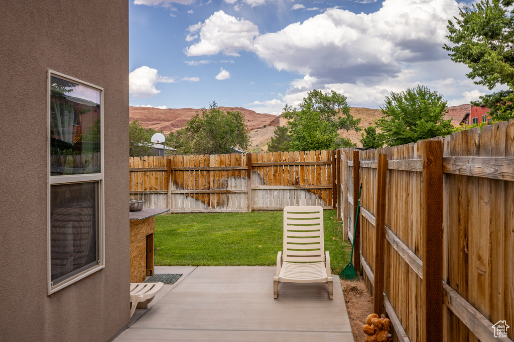 View of yard featuring a mountain view