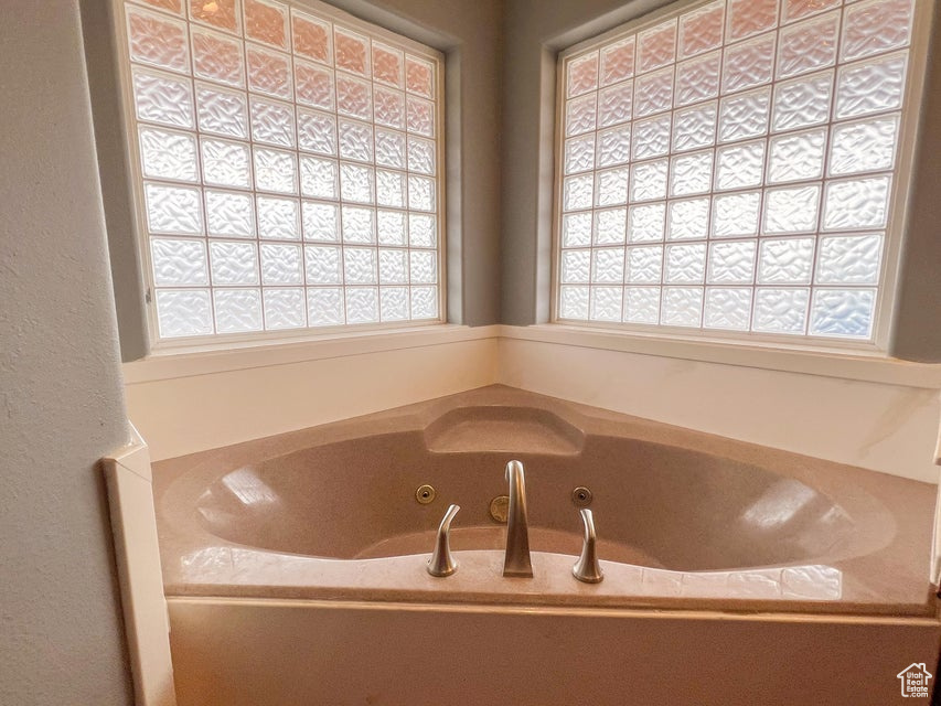Full bathroom featuring a jetted tub