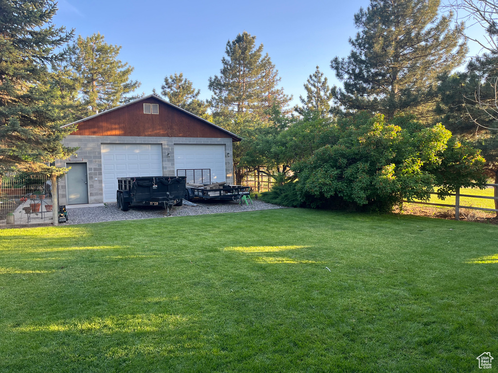 View of yard featuring an outdoor structure and a garage