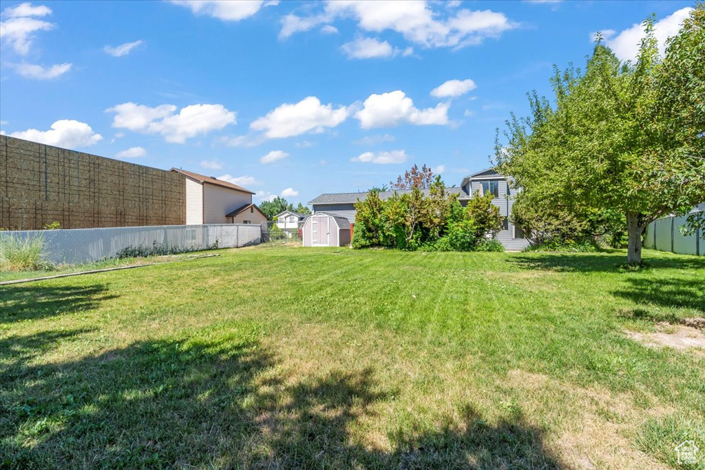View of yard featuring a storage shed