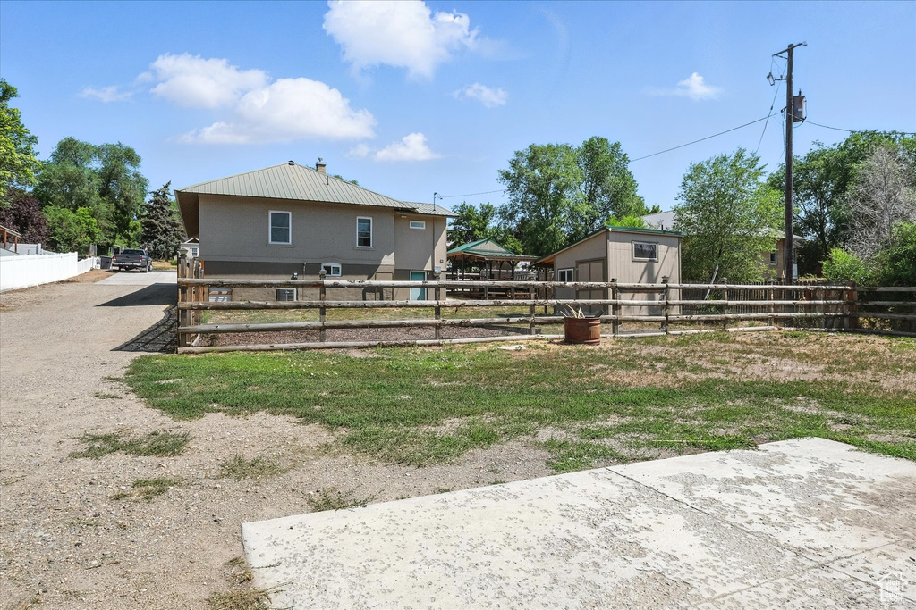 View of yard with an outdoor structure