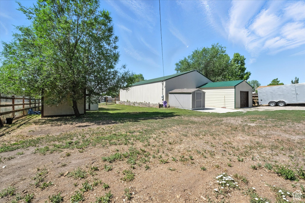 View of yard with a storage shed