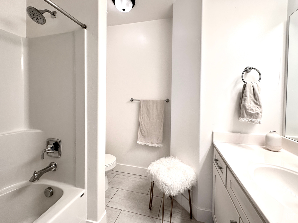 214 W WHITEWATER DR Vineyard, UT 84059