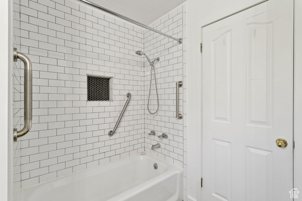 Full bathroom with tub / shower combination