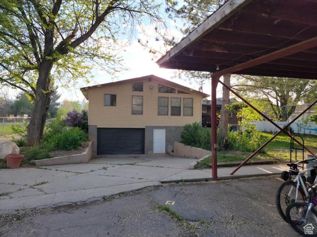View of front facade with a garage and driveway
