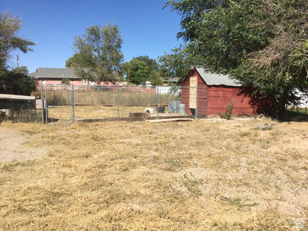 View of yard with an outbuilding