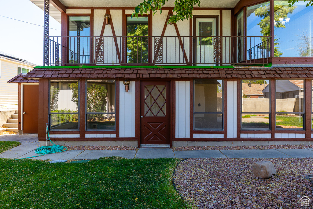 Entrance to property with stucco siding
