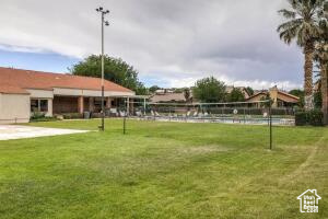 View of home\\\\\\\'s community with a lawn