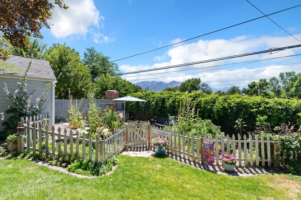 View of yard featuring a mountain view