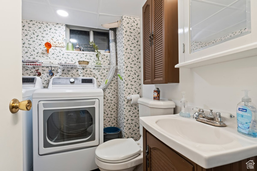 Bathroom with vanity and washing machine and dryer