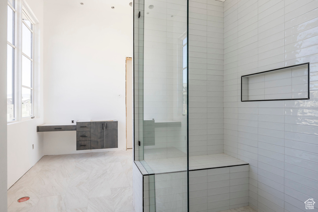 Bathroom featuring tiled shower