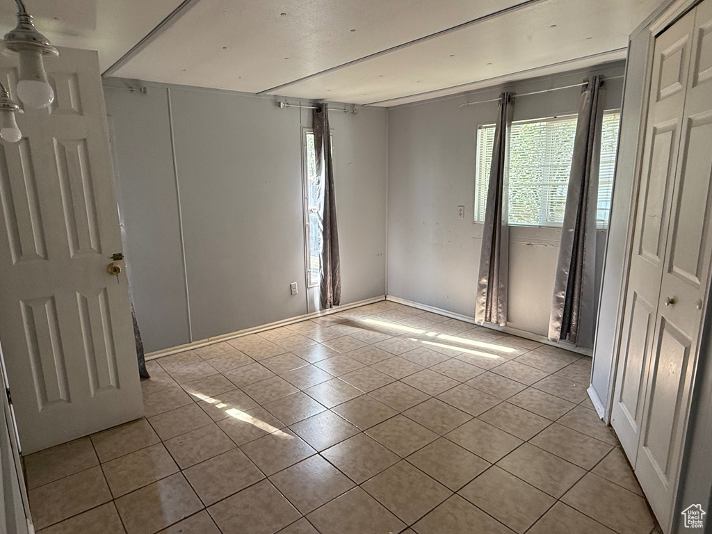 Tiled empty room with baseboards