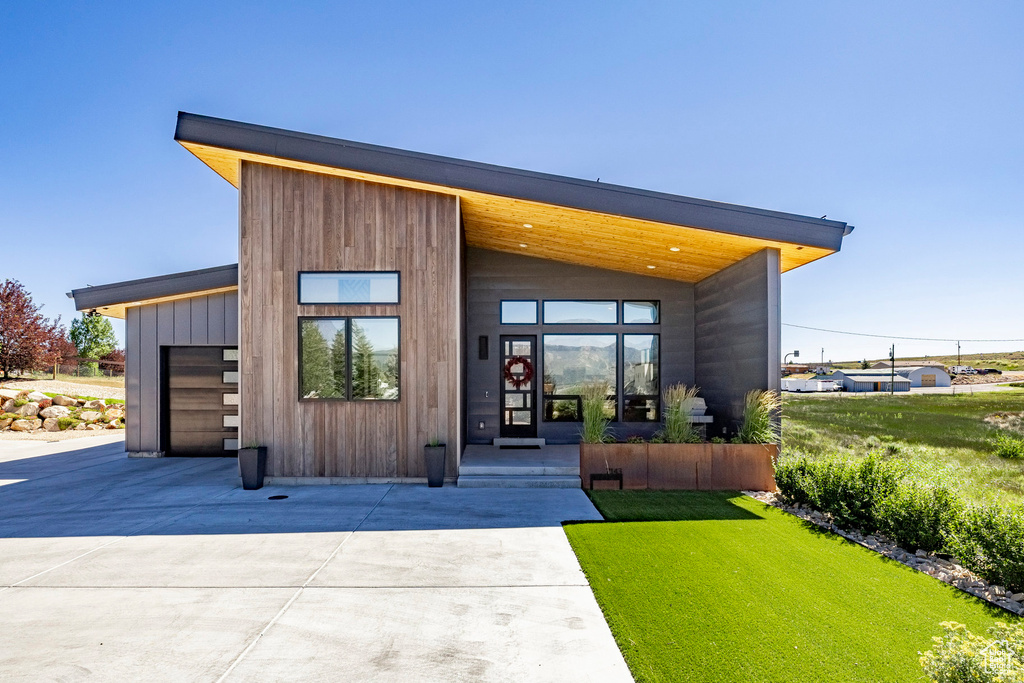 Contemporary house with driveway and a front lawn