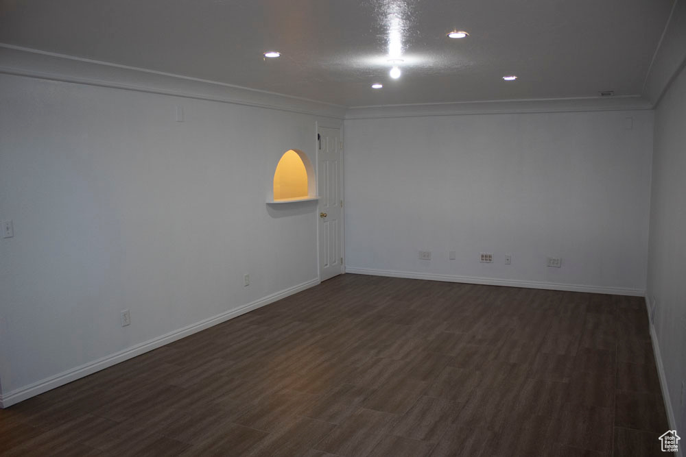 Unfurnished room featuring dark wood-style floors and recessed lighting