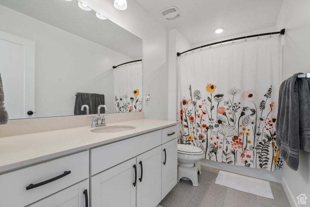 Full bath with vanity and a shower with shower curtain