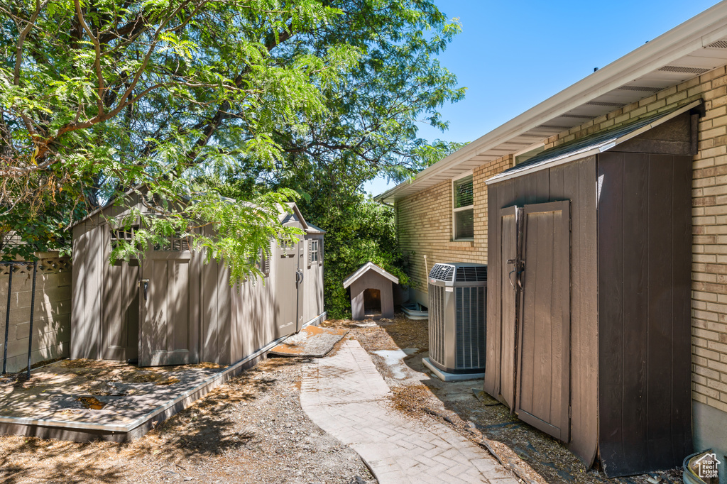 View of yard with a storage shed