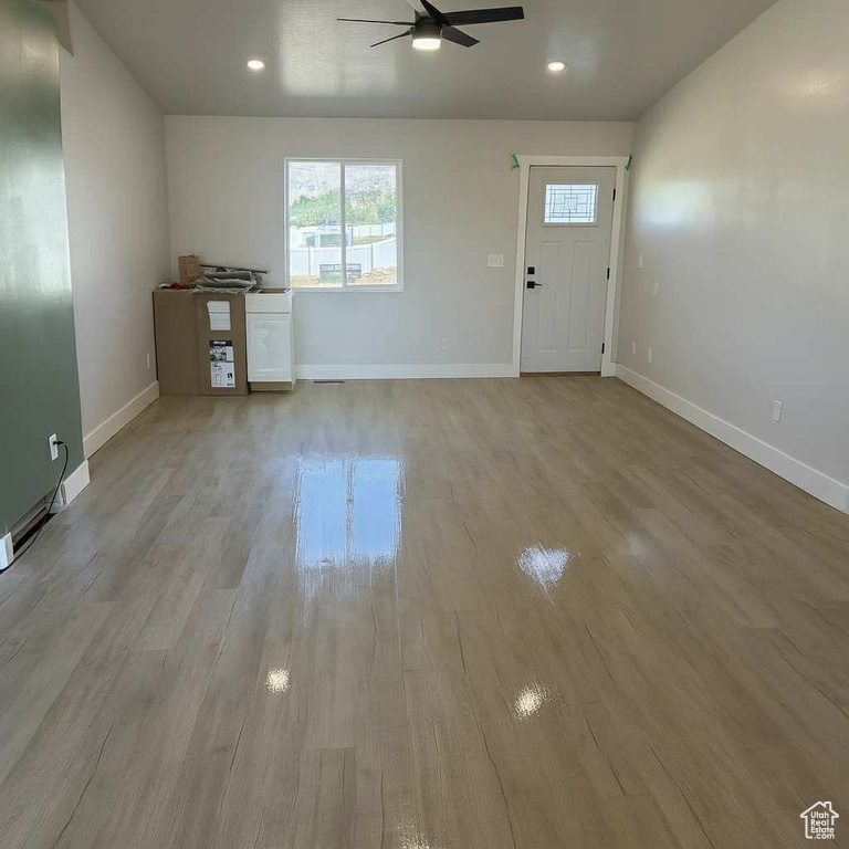 Foyer entrance featuring a ceiling fan, plenty of natural light, light wood-style floors, and recessed lighting