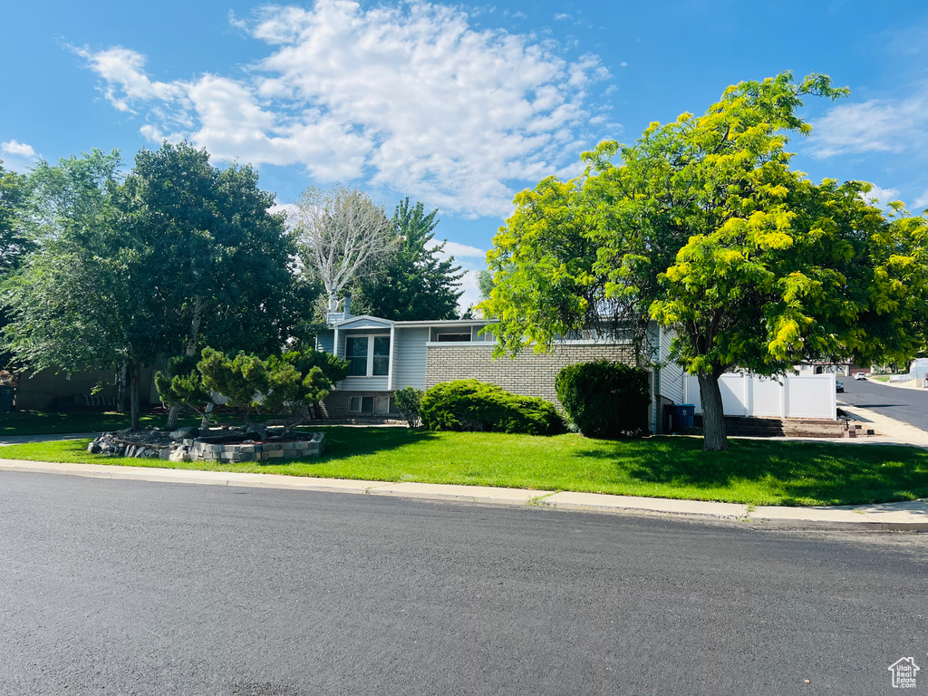 View of front facade featuring a front lawn