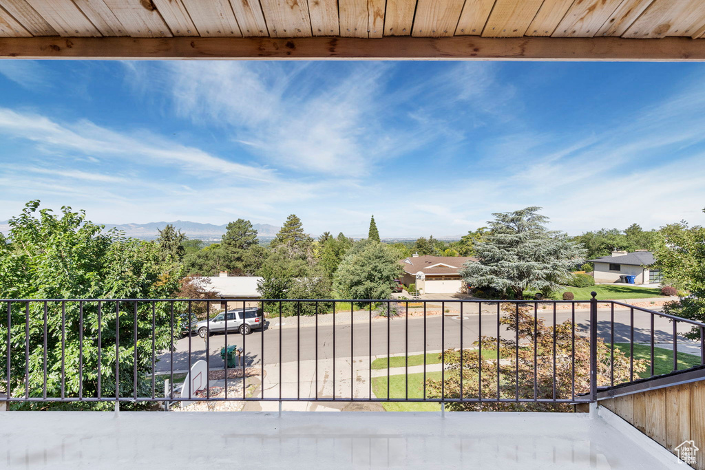 Balcony featuring a mountain view