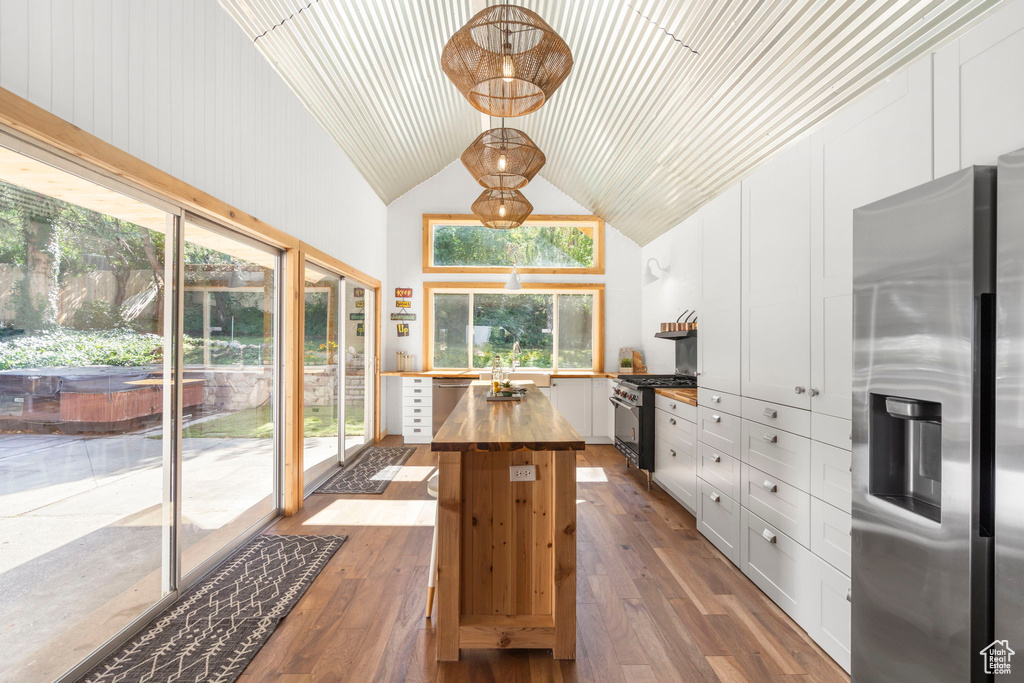 Sunroom / solarium featuring a hot tub and lofted ceiling