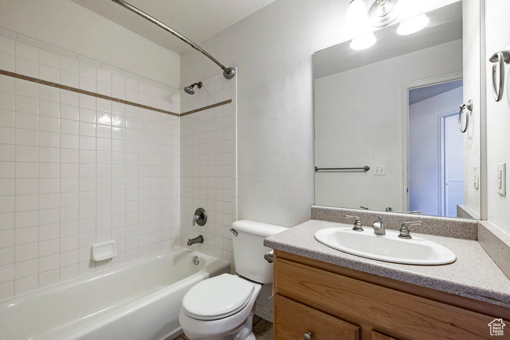 Full bath with vanity and washtub / shower combination