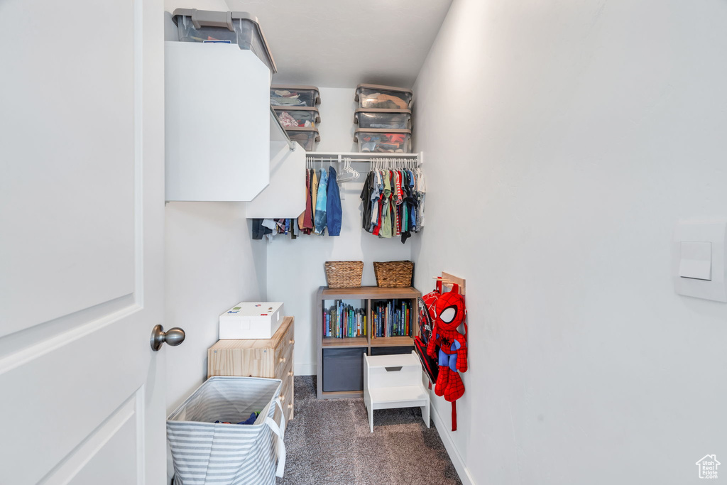 Walk in closet featuring carpet