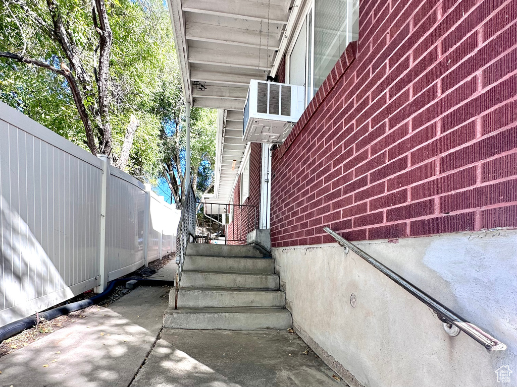 Photo 2 for MLS #2098915 at 718 E 30th St