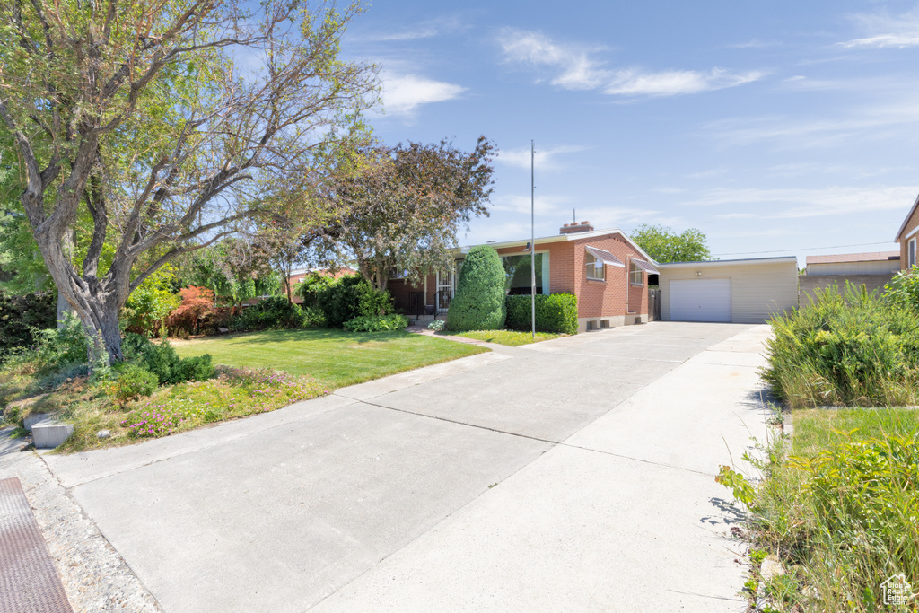 Ranch-style home with driveway and a front lawn