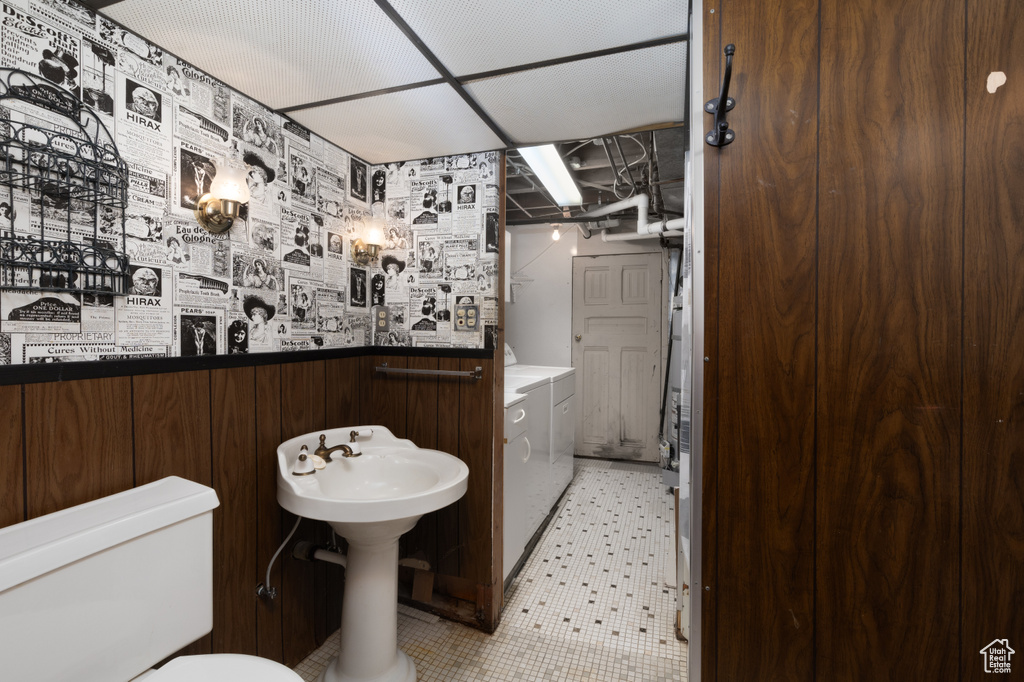 Full bathroom featuring washer and clothes dryer and a bathtub