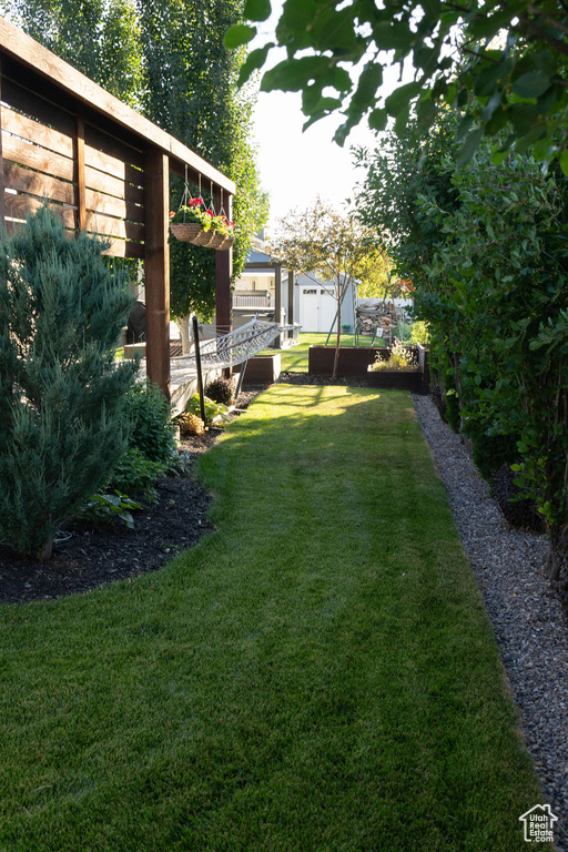 View of yard with an outdoor structure